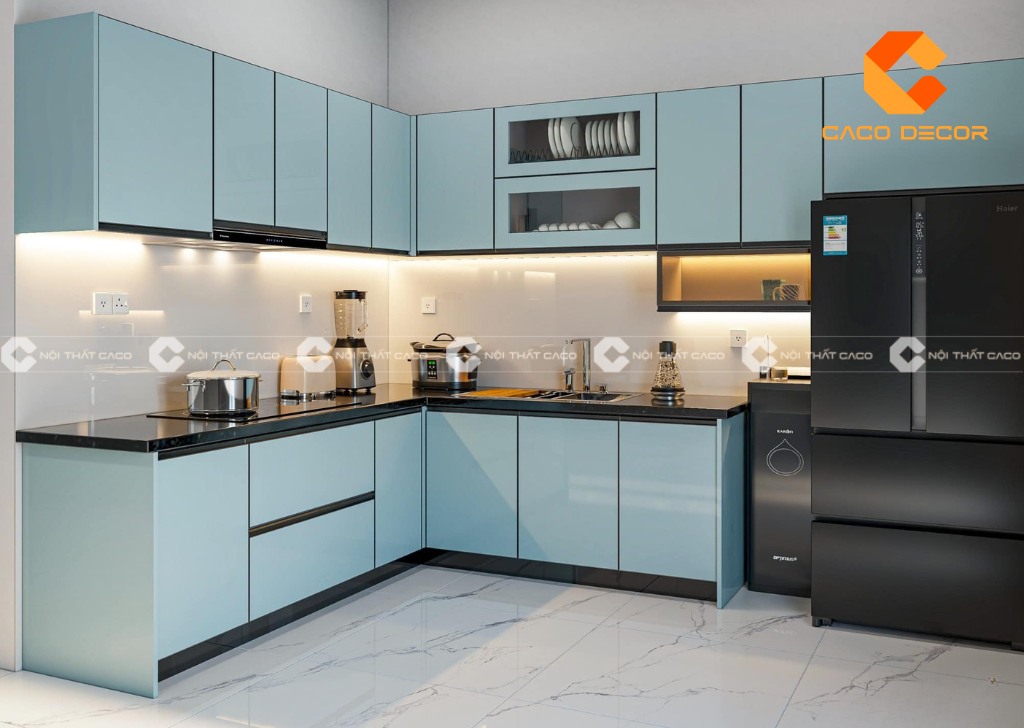 Tủ bếp chữ L với màu xanh dương nhạt tạo nên không gian bếp hiện đại 