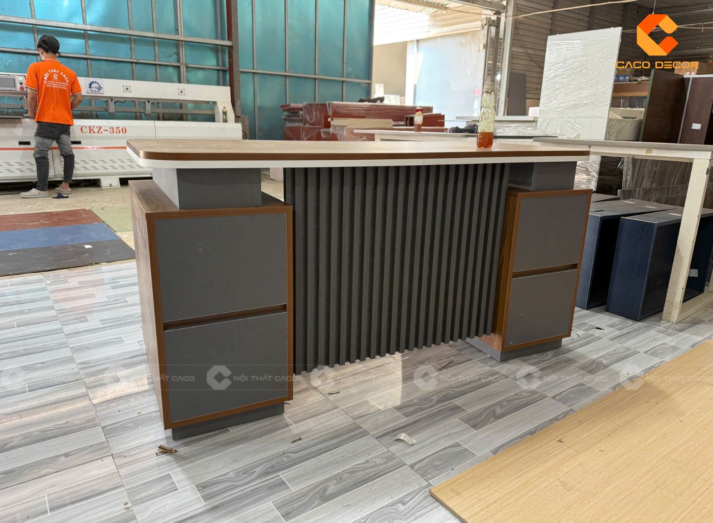 Mẫu bàn làm việc được chụp thực tế tại xưởng