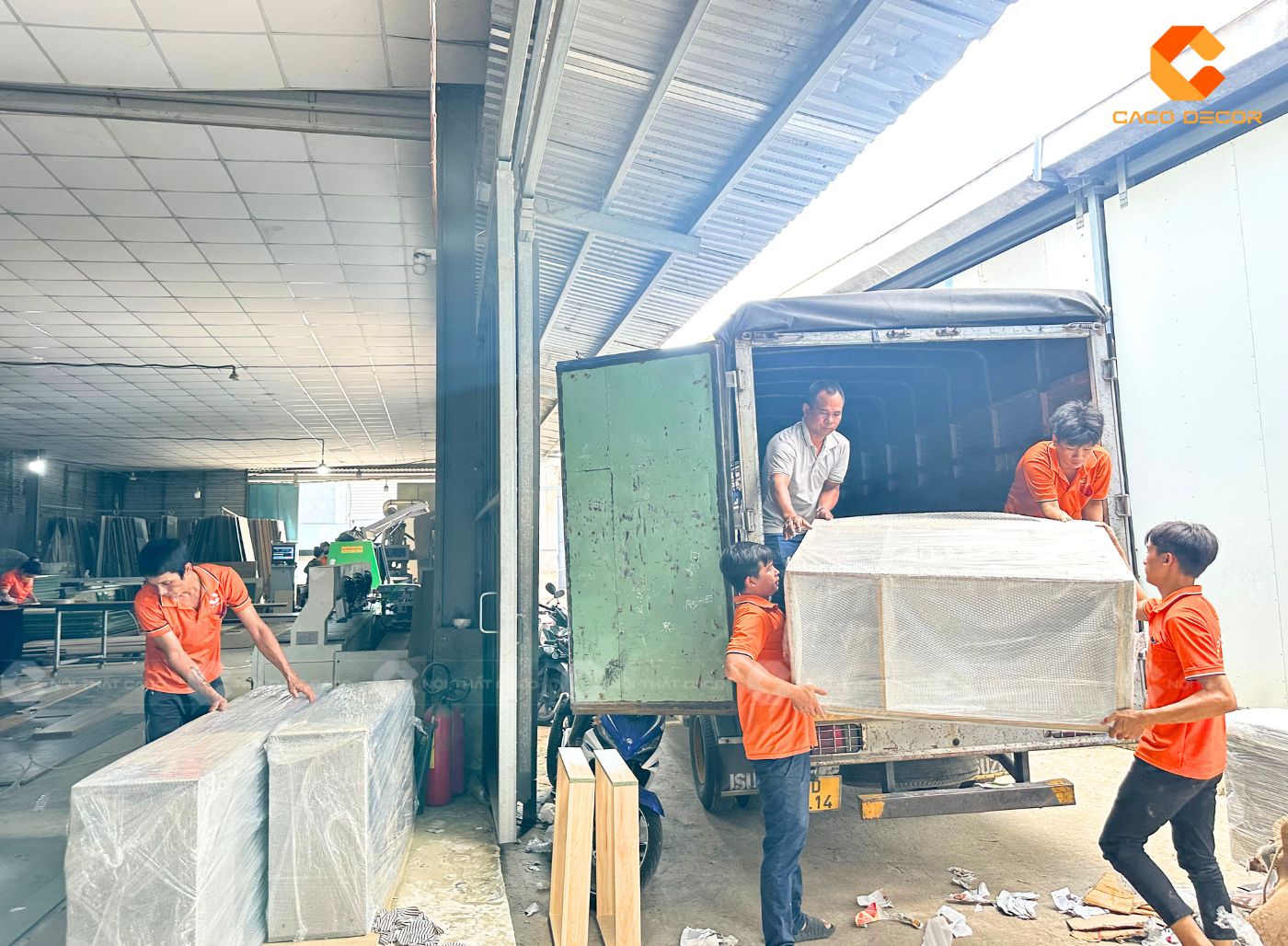 Vận chuyển sản phẩm lên xe đến nhà khách lắp đặt