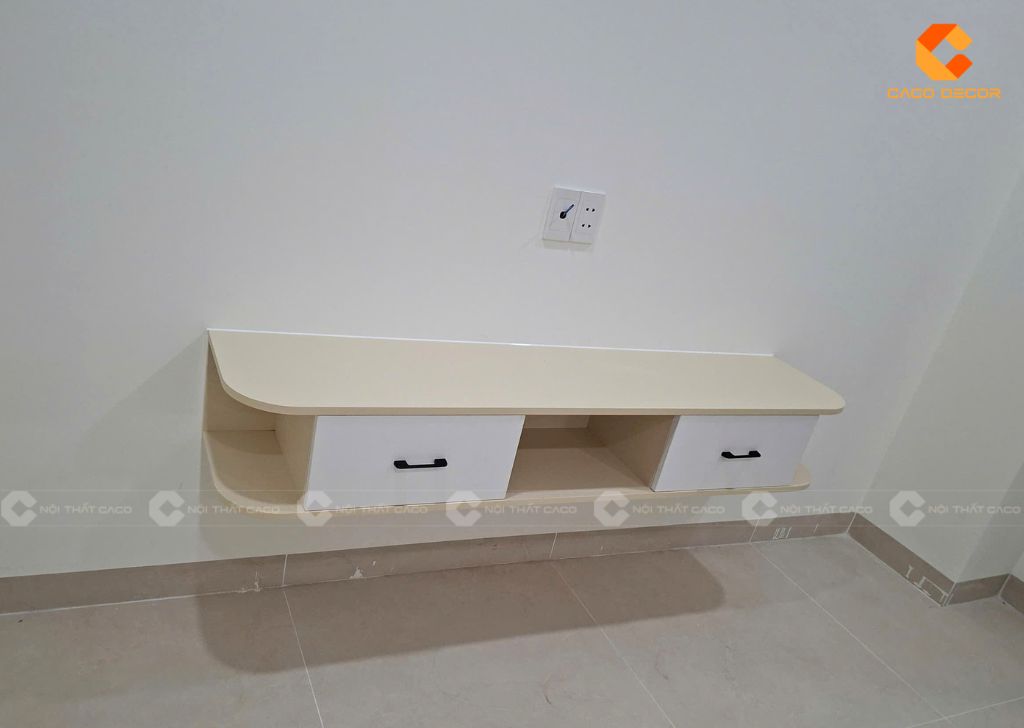 Kệ tivi treo được chụp thực tế tại nhà khách