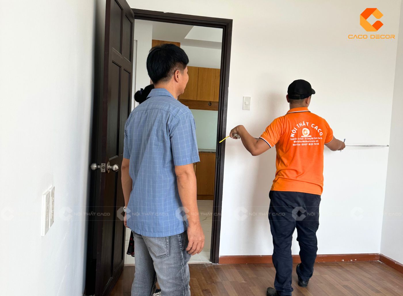 Đội kỹ thuật khảo sát và đo đạc trực tiếp tại căn hộ