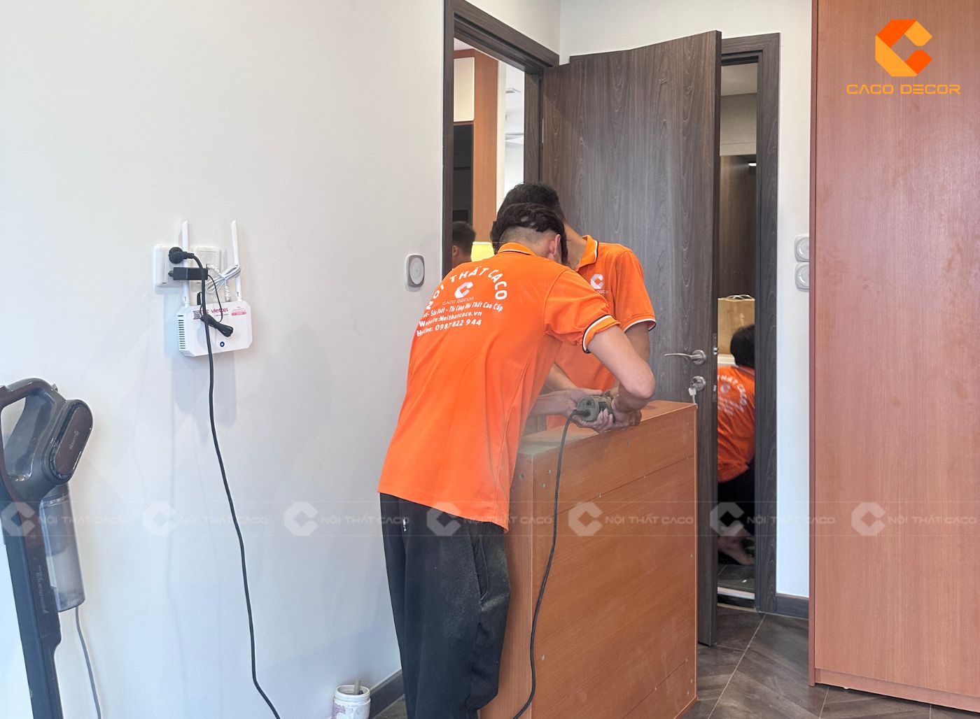 Đội ngũ thợ tay nghề cao thực hiện tỉ mỉ từng tấm ván