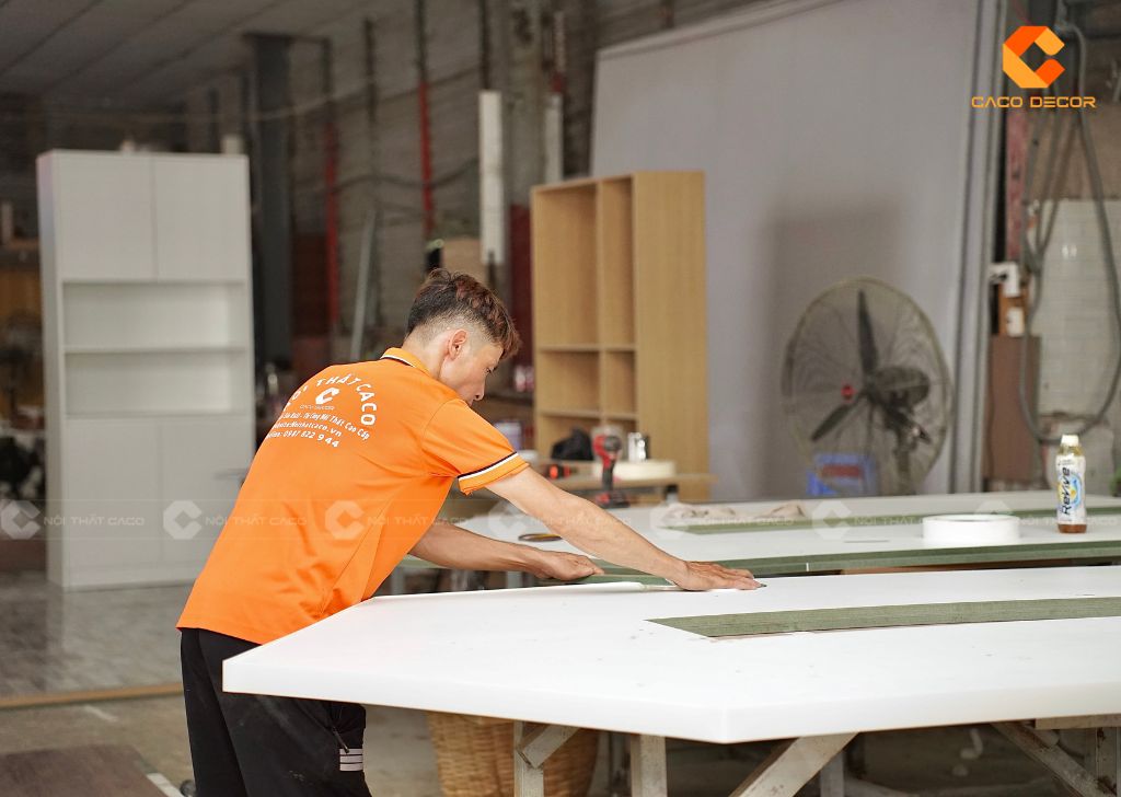 Đội ngũ thợ mộc lành nghề cùng máy móc hiện đại tại xưởng