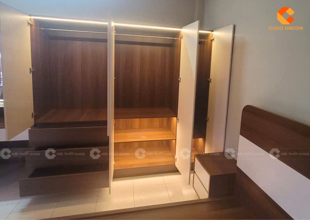 Hình chụp tủ quần áo tích hợp LED tại nhà khách