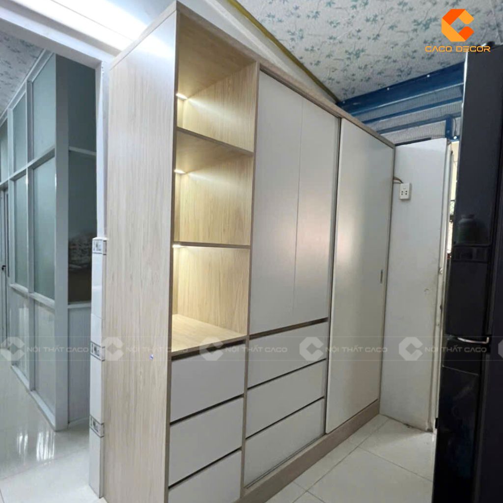 Tủ quần áo được chụp thực tế tại nhà khách