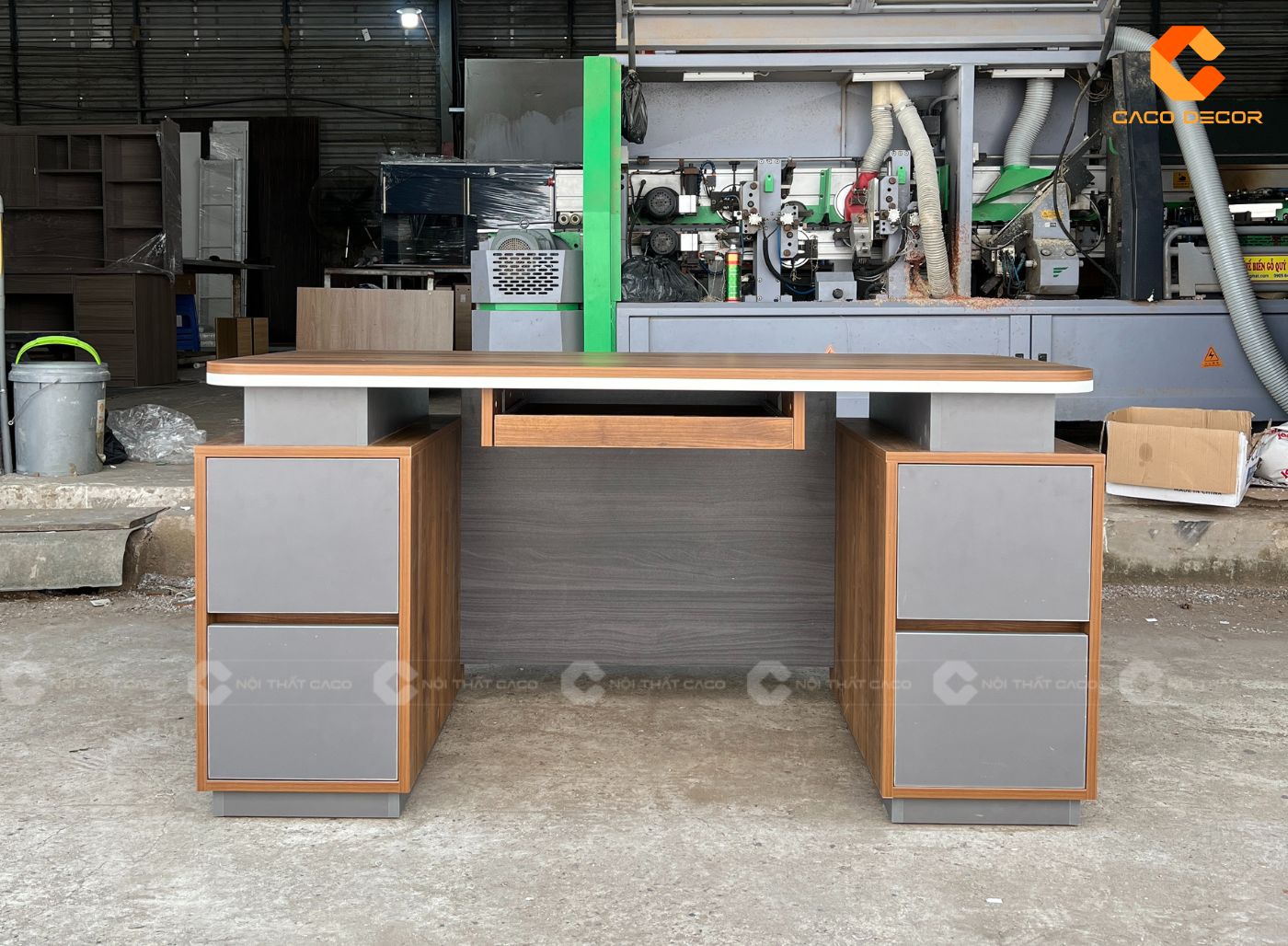 Mẫu bàn làm việc được chụp thực tế tại xưởng CaCo