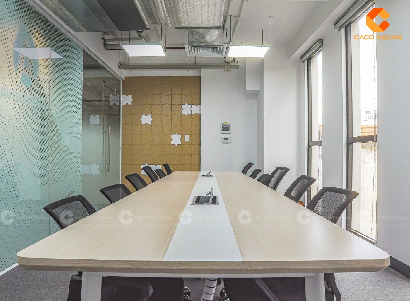 Phòng họp bố trí bộ bàn gỗ công nghiệp dài kèm ghế êm ái