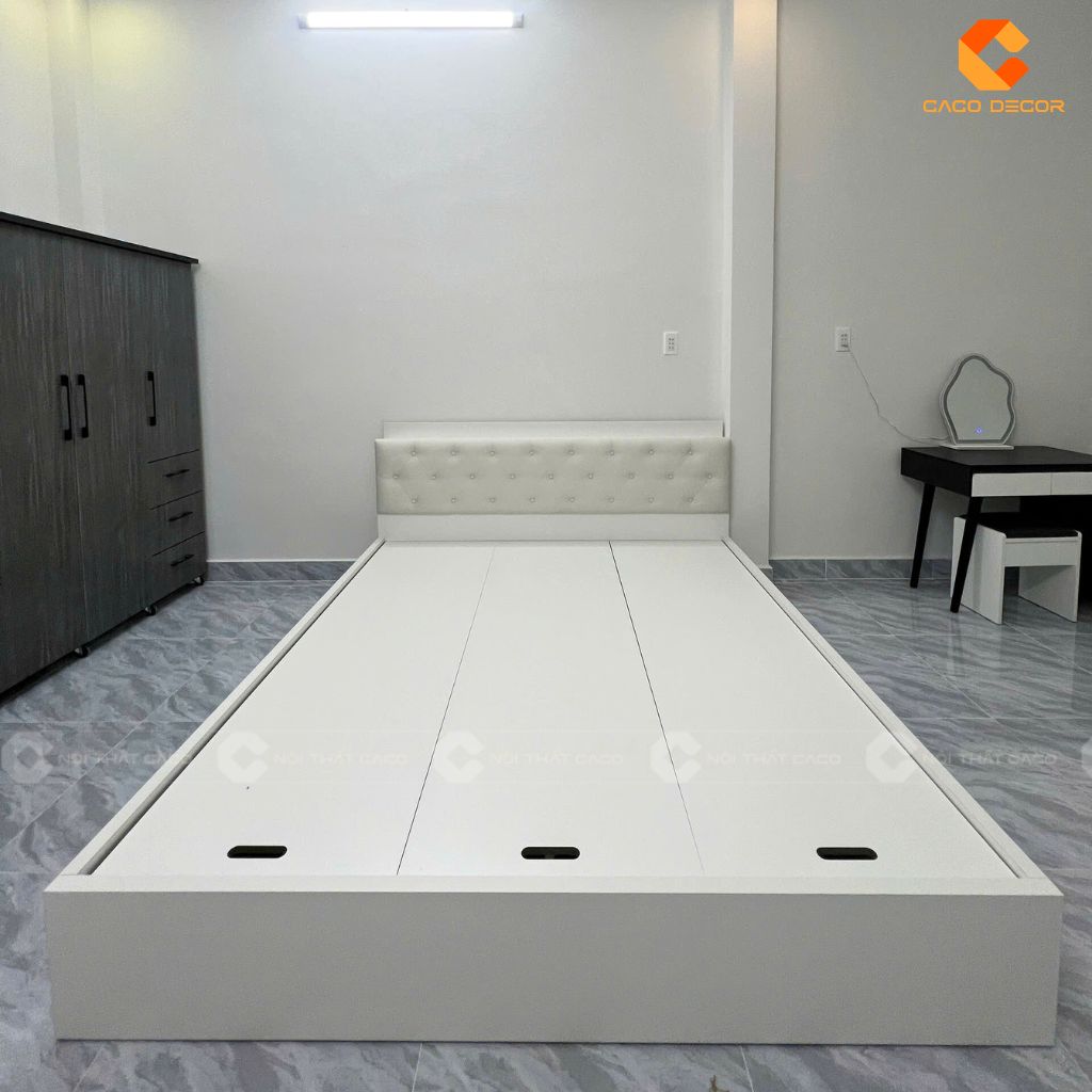Hình thực tế giường ngủ màu trắng bọc đầu nệm tại công trình