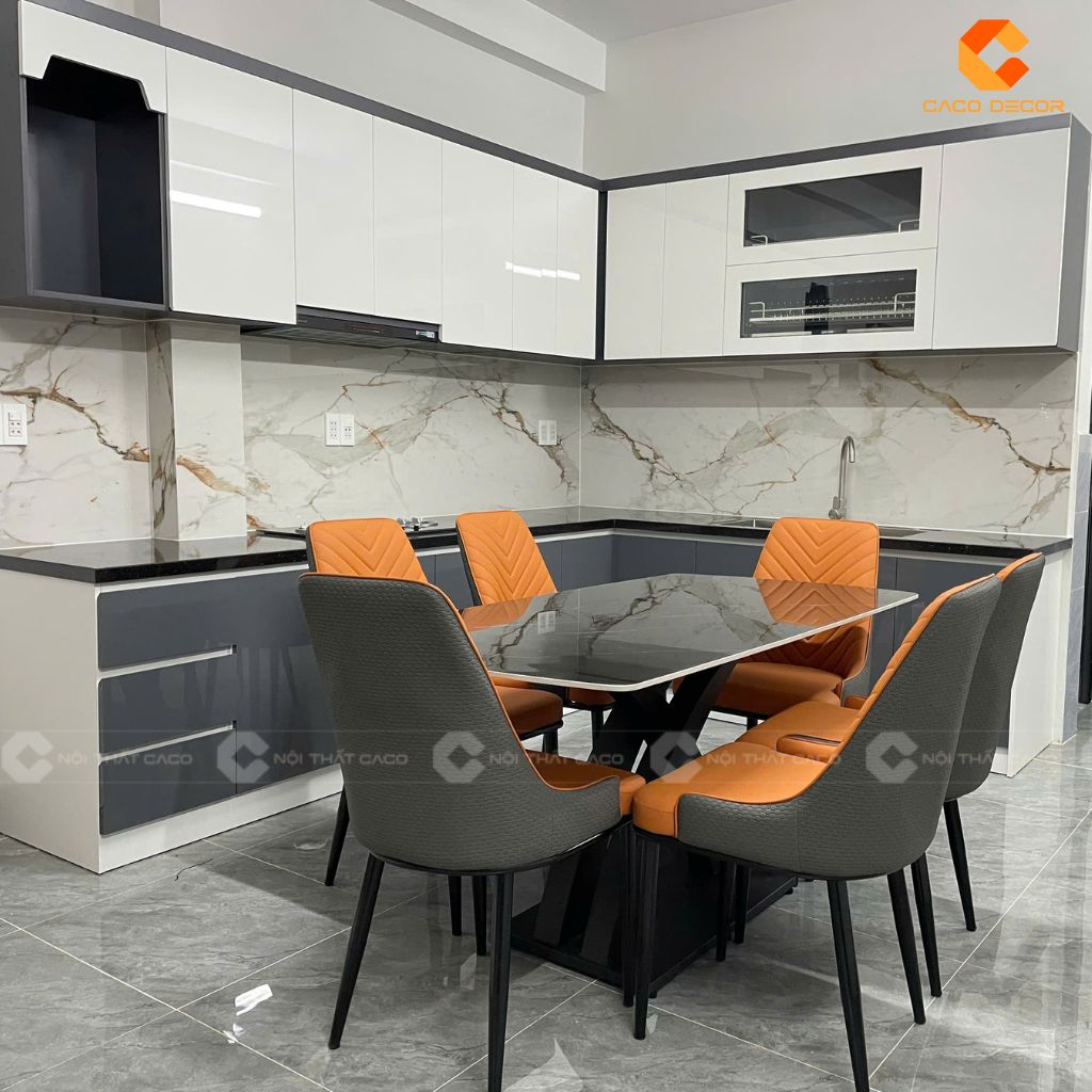Hình thực tế tủ bếp chữ L và bàn ăn mặt đá tại công trình