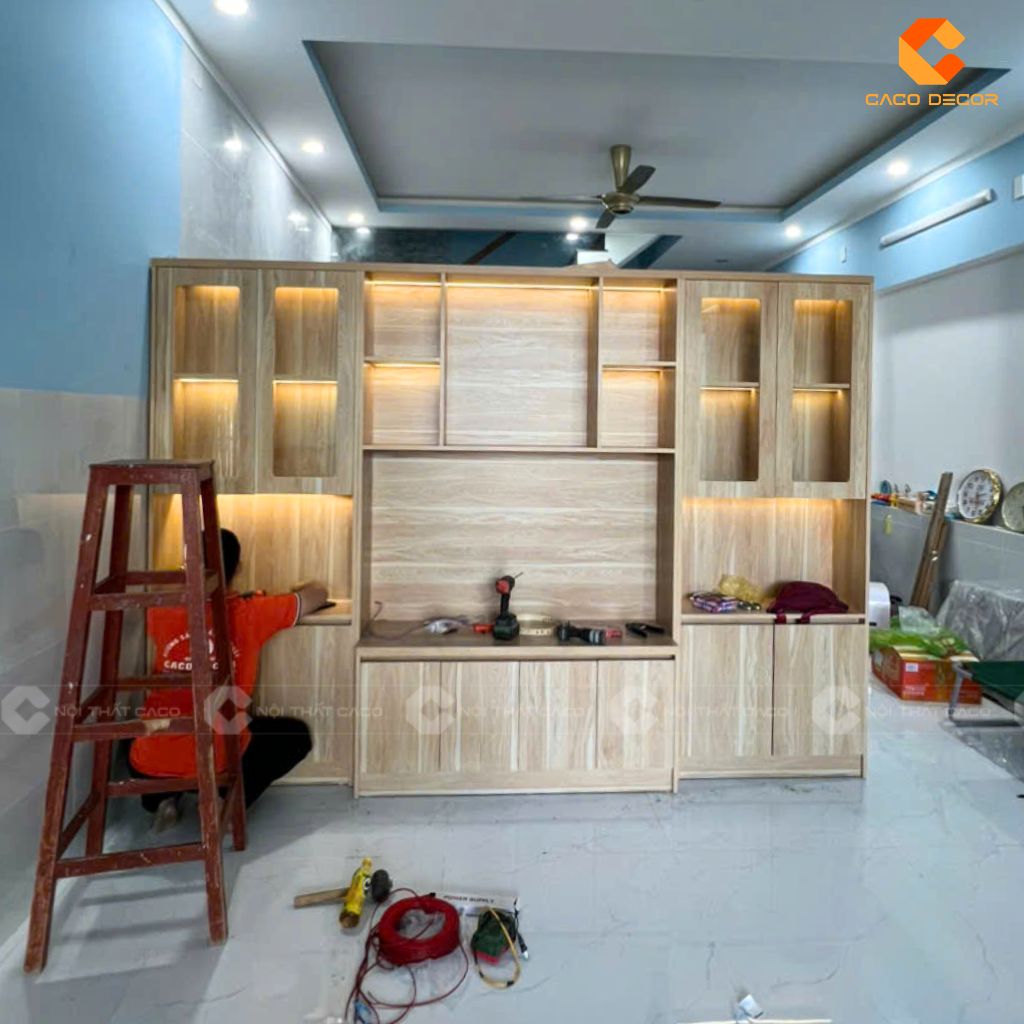 Thợ thi công lành nghề hoàn thiện lắp đặt vách trang trí