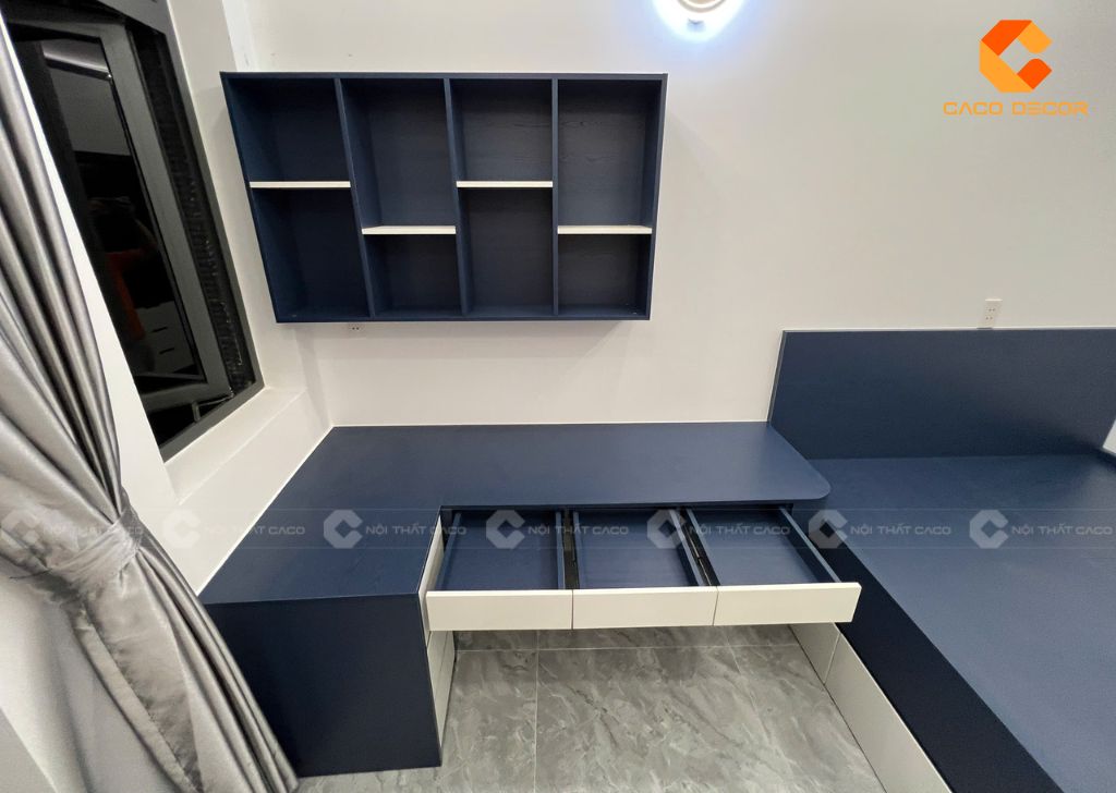 Bàn làm việc kết hợp kệ sách được chụp thực tế tại nhà khách