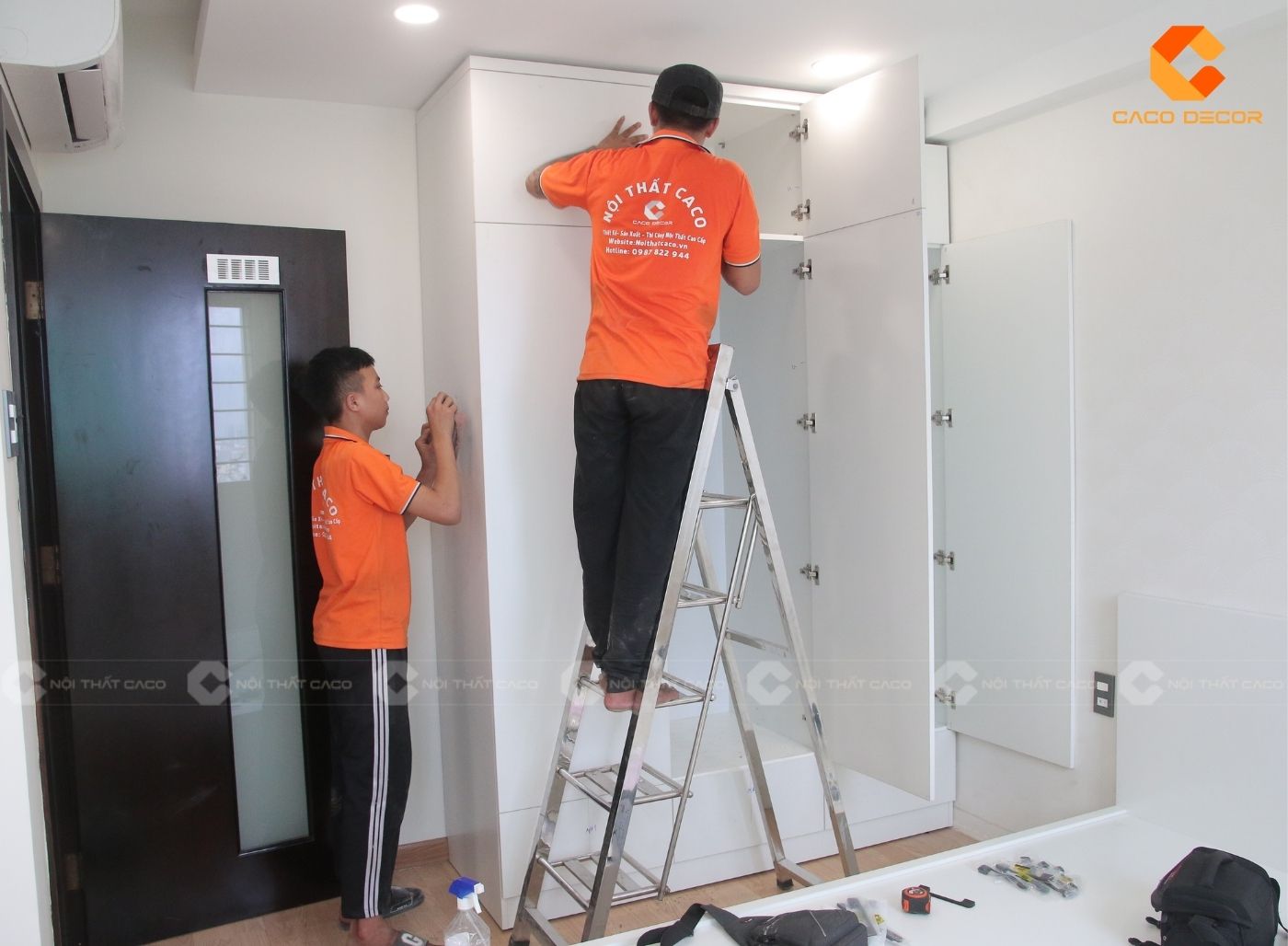 Đội thợ thi công CaCo lắp đặt tại nhà khách