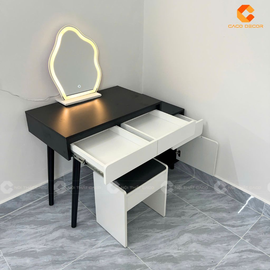 Bàn trang điểm được chụp thực tế tại nhà khách