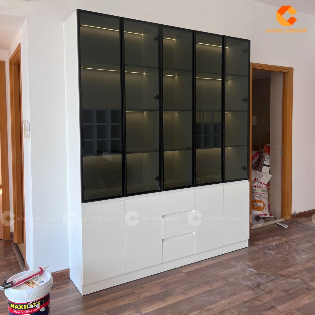 Tủ rượu cánh kính có led được chụp tại nhà khách