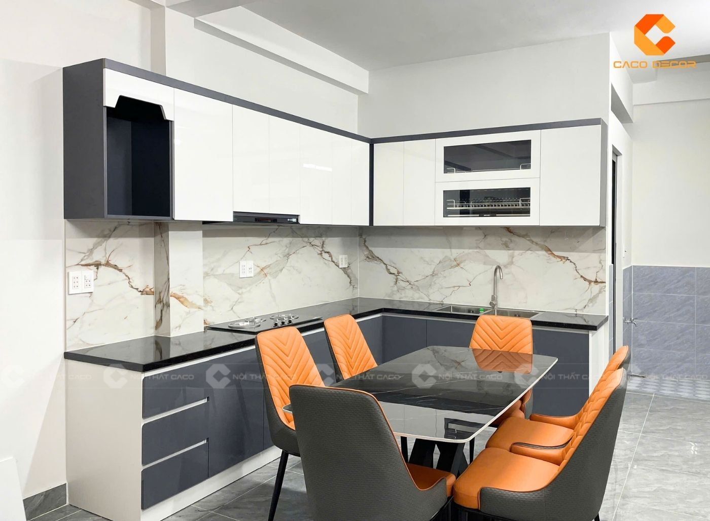 Không gian bếp chỉn chu với tủ bếp và bàn ăn hiện đại