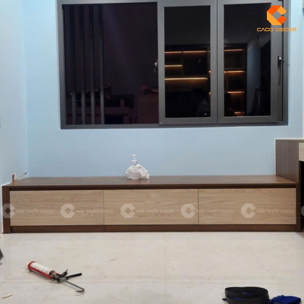 Bục ngồi liền tủ sách được chụp thực tế tại nhà khách