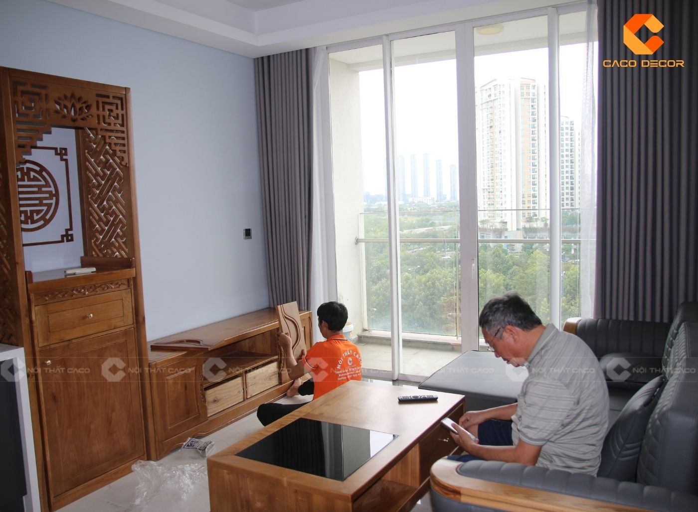 Thợ CaCo lắp đặt nội thất phòng khách tại căn hộ