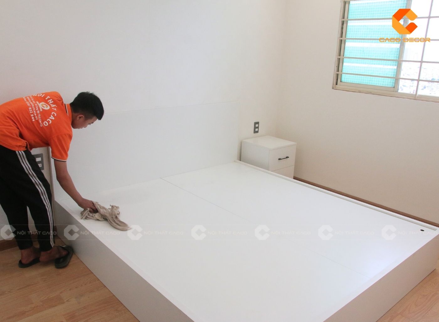 Nghiệm thu mẫu giường ngủ gỗ MDF màu trắng tại công trình