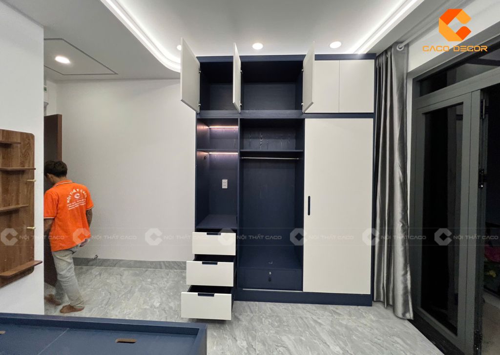 Ảnh chụp thực tế các khoang kệ bên trong của tủ quần áo