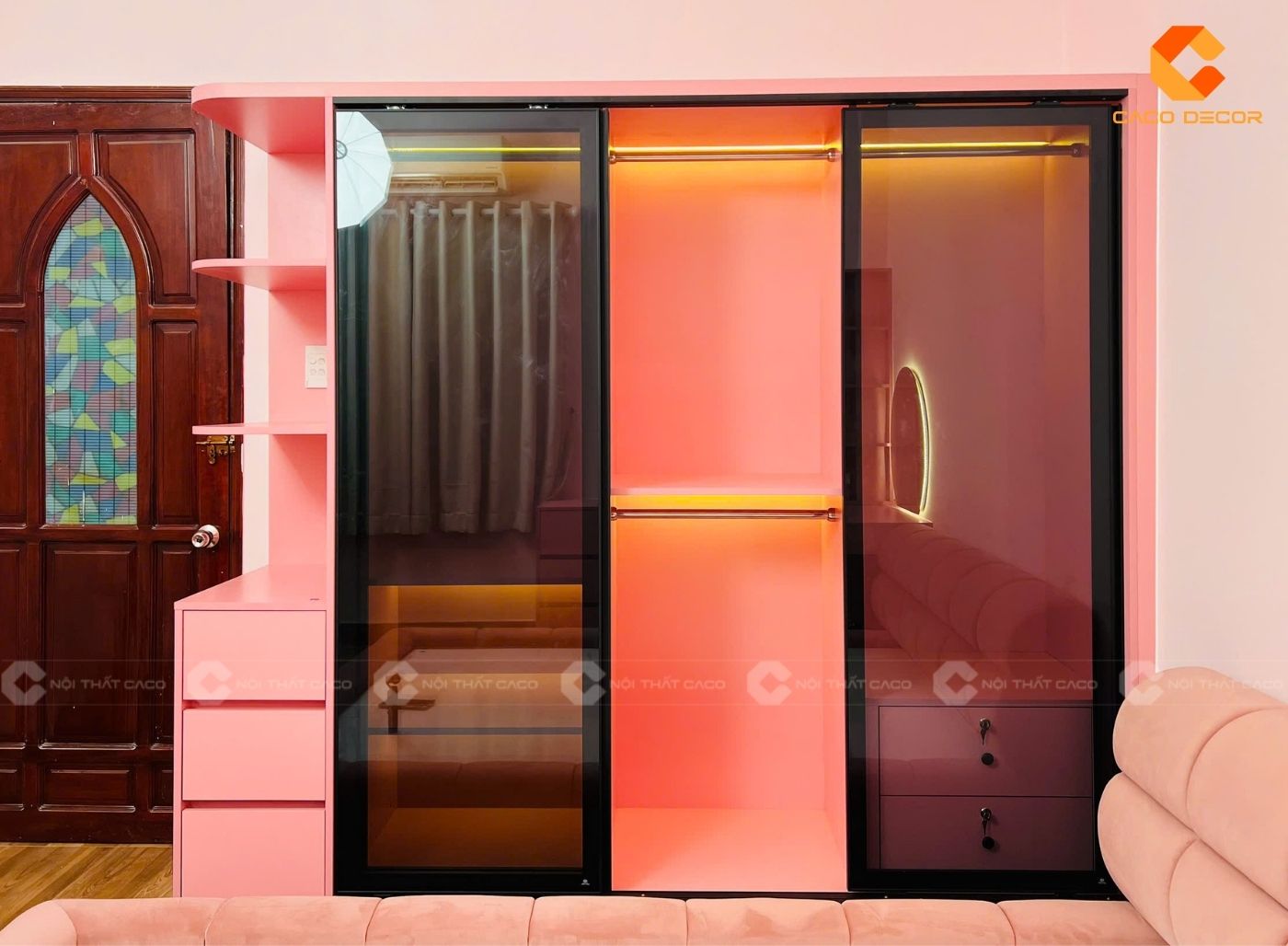 Tủ quần áo cánh kính kết hợp kệ trang trí màu hồng