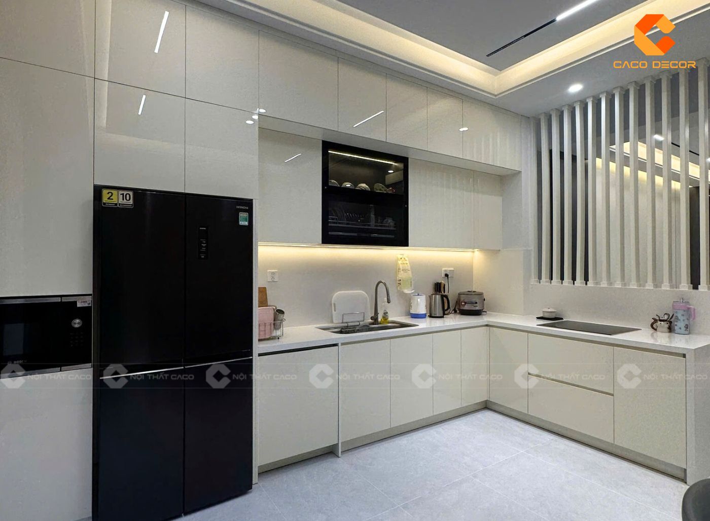 Thi công nội thất nhà bếp kiểu chữ L màu trắng sạch đẹp