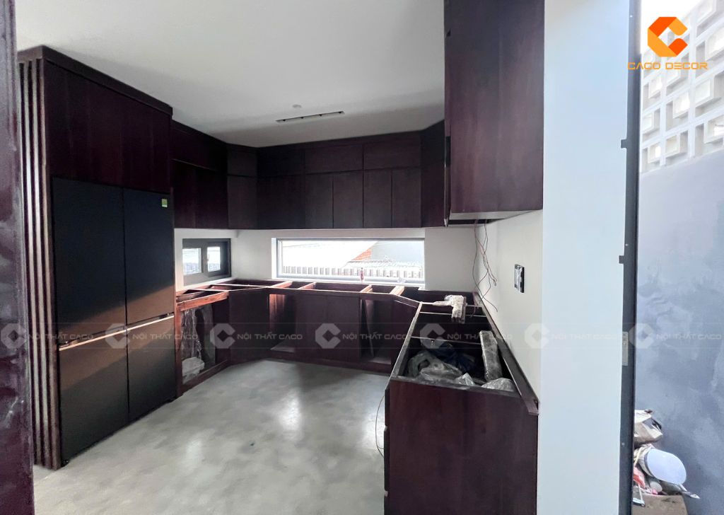 Hình chụp thực tế tủ bếp gỗ óc chó tại công trình