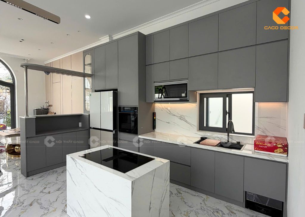 Tủ bếp kết hợp bàn đảo được chụp tại biệt thự