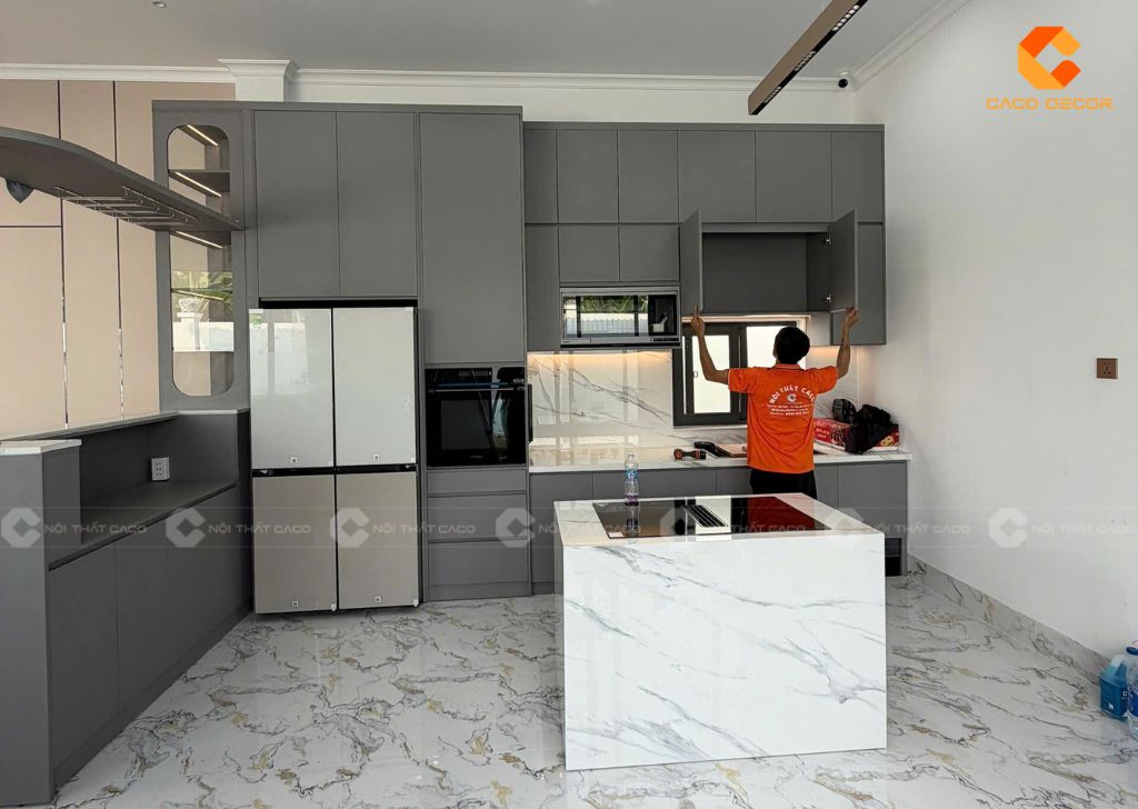 Hình thực tế tủ bếp kết hợp bàn đảo tại biệt thự