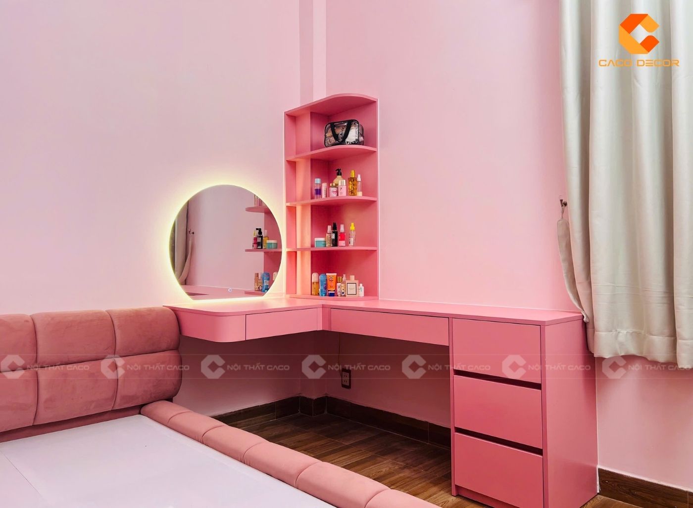 Bộ bàn trang điểm gỗ MDF màu hồng đồng bộ với phòng ngủ