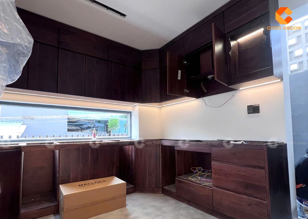 Tủ bếp gỗ óc chó tự nhiên được chụp thực tế