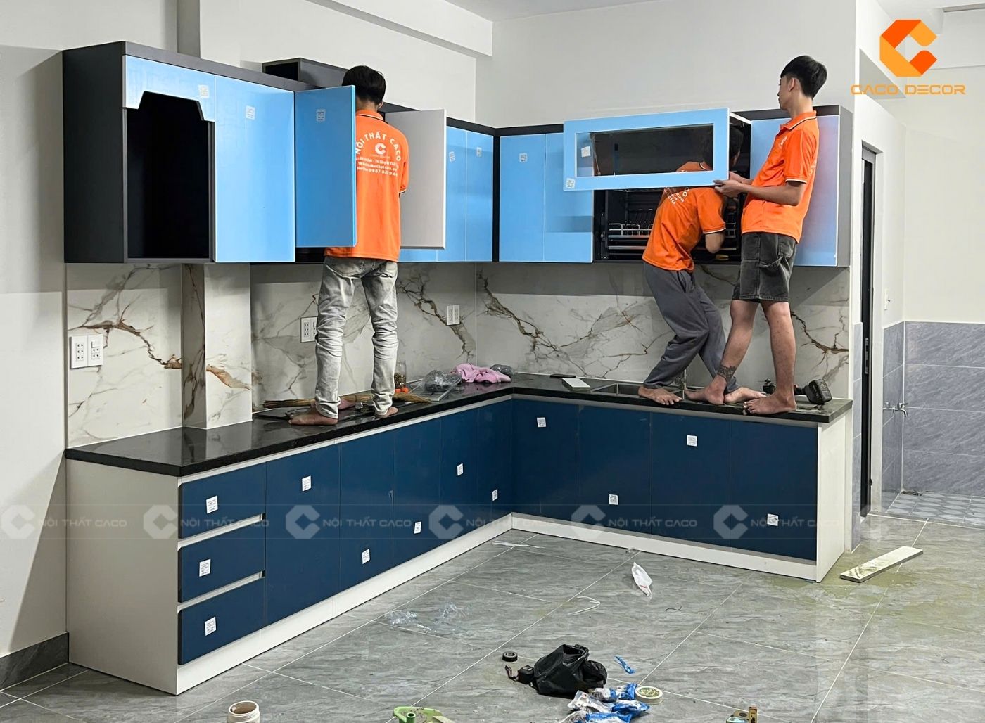 Đội ngũ thợ CaCo lắp đặt tủ bếp kịp bàn giao trong ngày