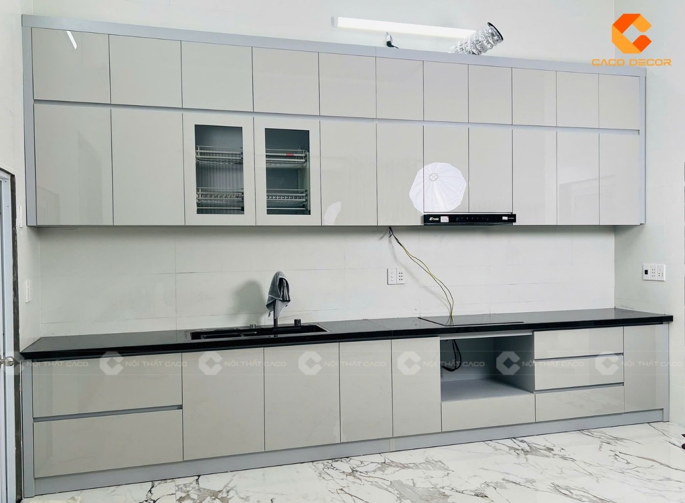 Thi công tủ bếp MDF chữ I hiện đại cho khách