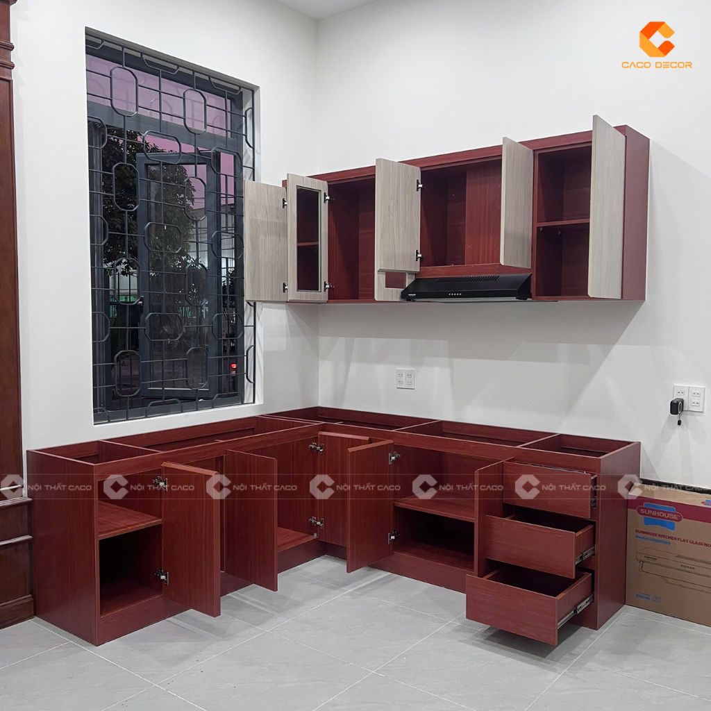 Tủ bếp chữ L được chụp thực tế tại công trình