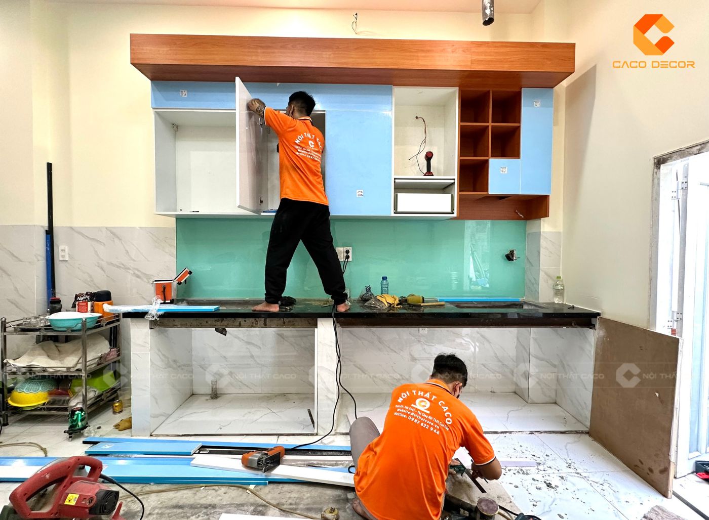 Thợ thi công lành nghề của CaCo giao lắp tủ bếp tại nhà khách