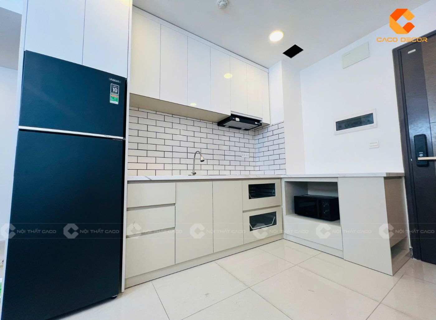 Bàn giao tủ bếp MDF chữ L màu trắng cho chung cư