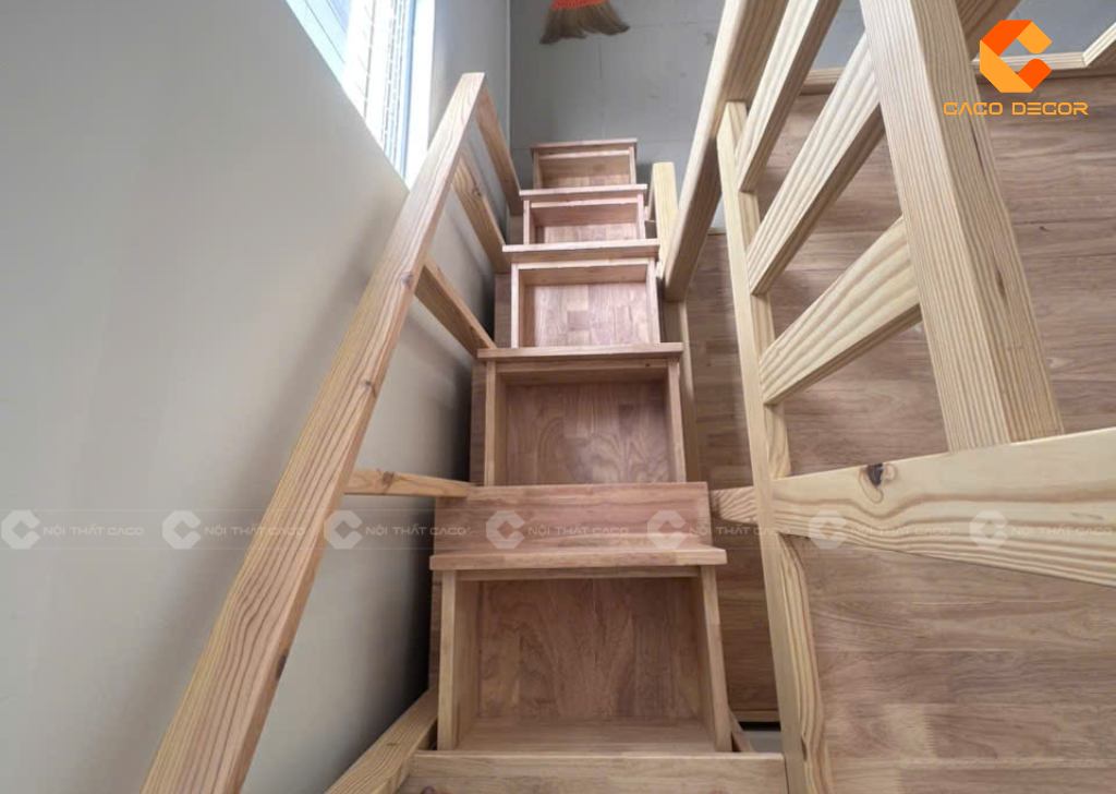 Mỗi bậc cầu thang có tích hợp hộc kéo tiện lưu trữ