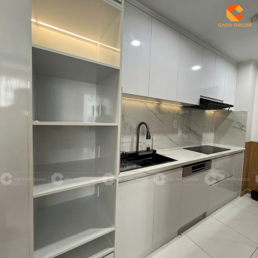 Ảnh tủ bếp gỗ MFC chữ I màu trắng được chụp tại nhà khách