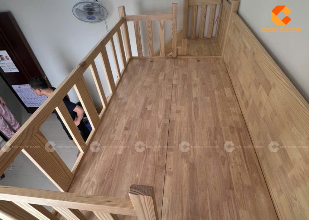 Giường tầng trên rộng rãi có lan can đảm bảo an toàn