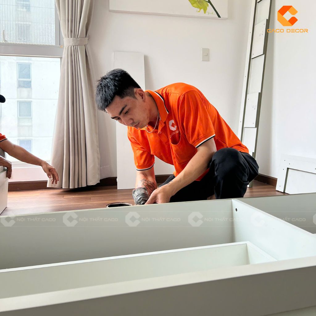 Thợ thi công thực hiện tỉ mỉ từng chi tiết