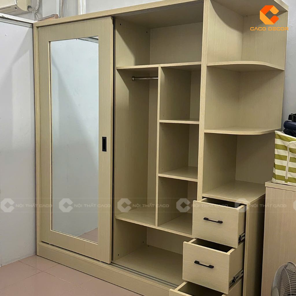 Mẫu tủ quần áo gỗ MDF có gương chụp tại nhà khách
