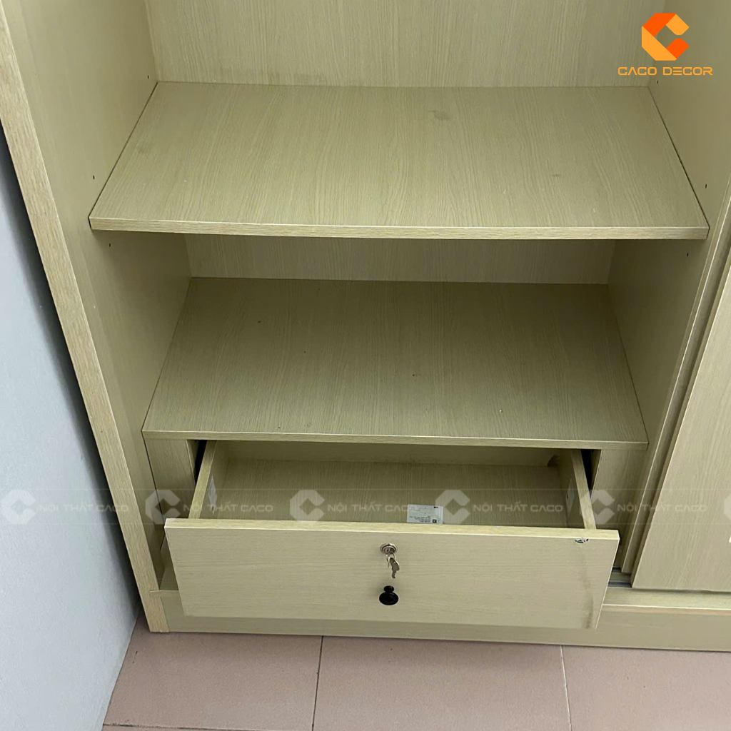 Bên trong tủ quần áo có trang bị hộc kéo có khóa