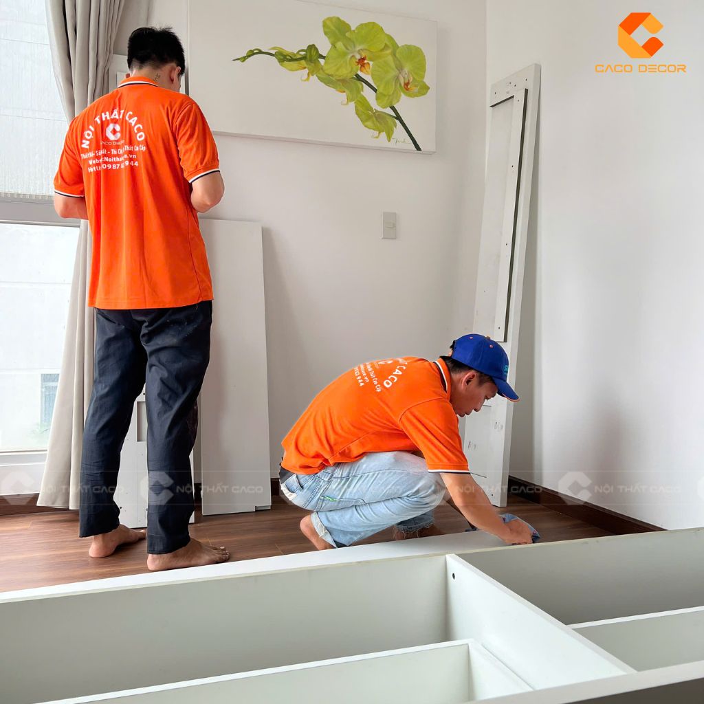 Đội ngũ thợ CaCo lắp đặt giường ngủ tại công trình