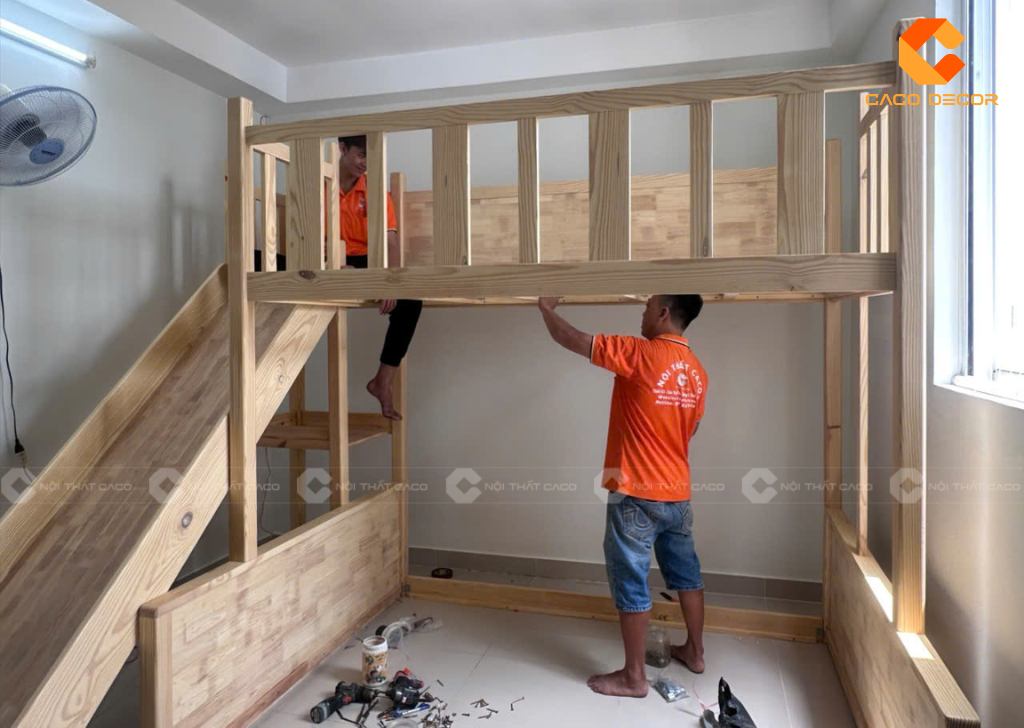 Thợ CaCo thi công giường tầng tại nhà khách