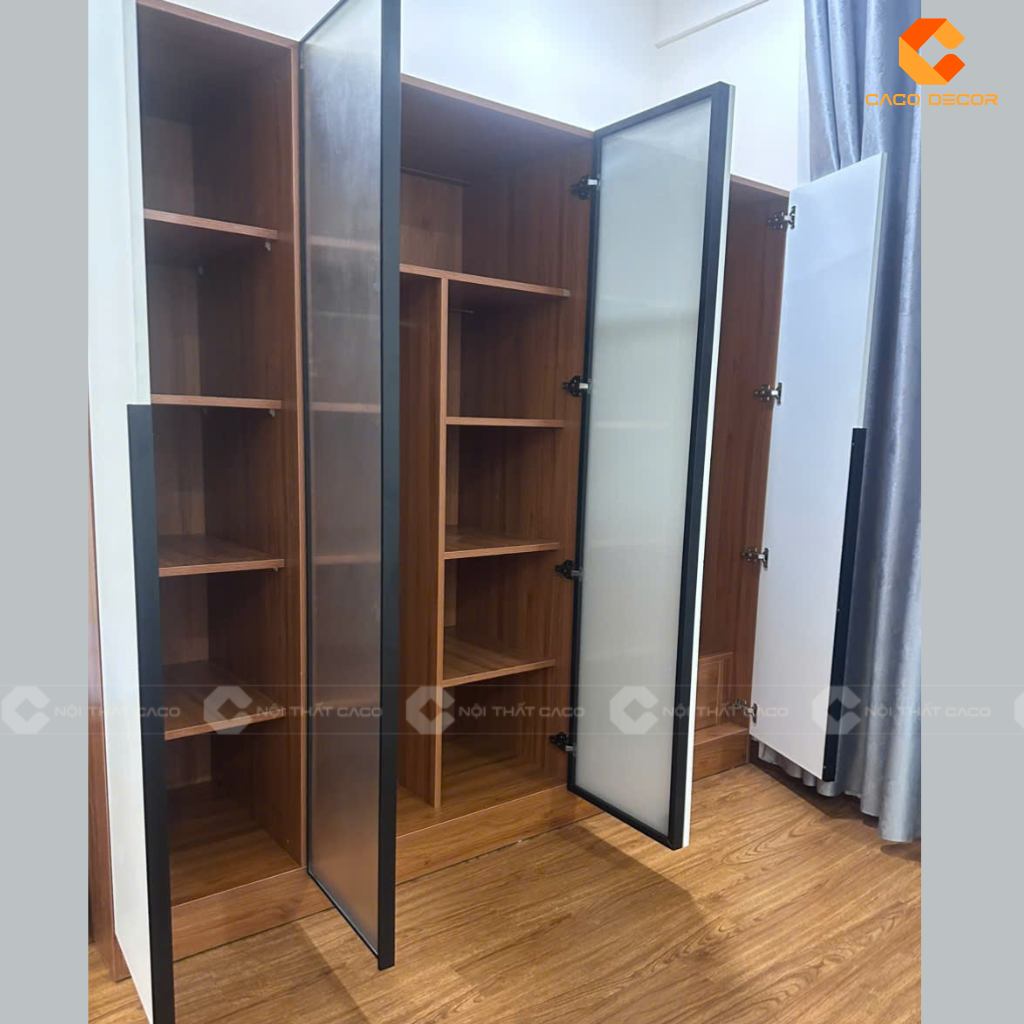 Các khoang kệ bên trong của tủ quần áo được chụp thực tế