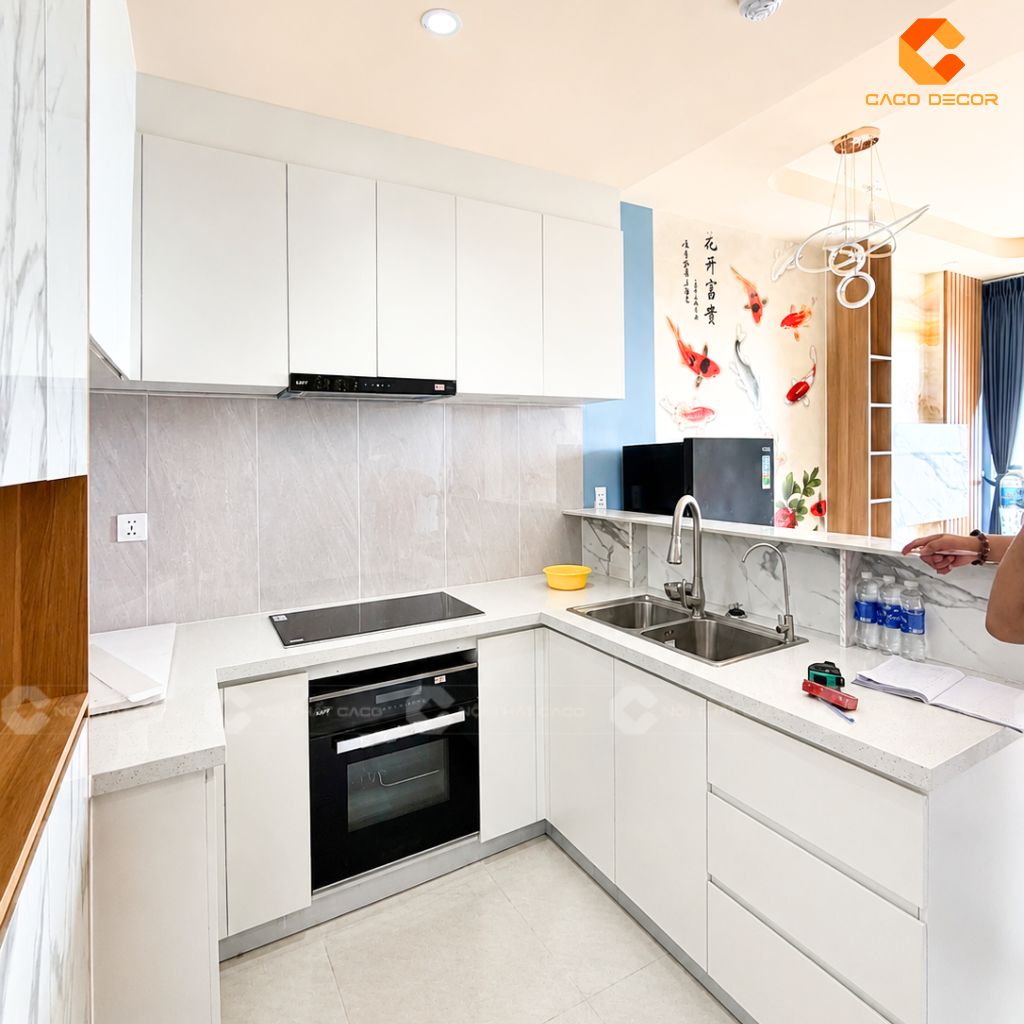 Tủ bếp căn hộ gọn đẹp thực tế tại nhà anh Phong