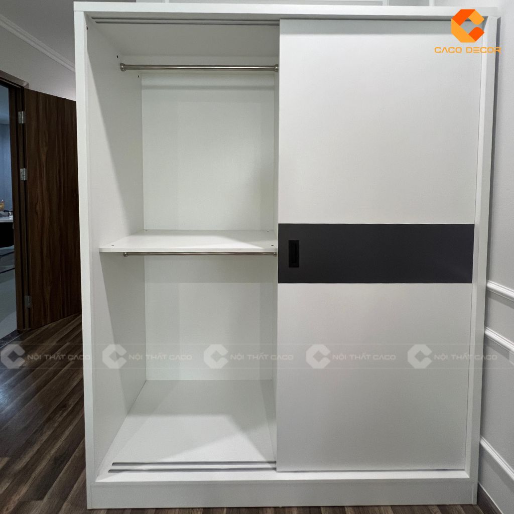 Ảnh chụp khoang kệ bên trong tủ quần áo