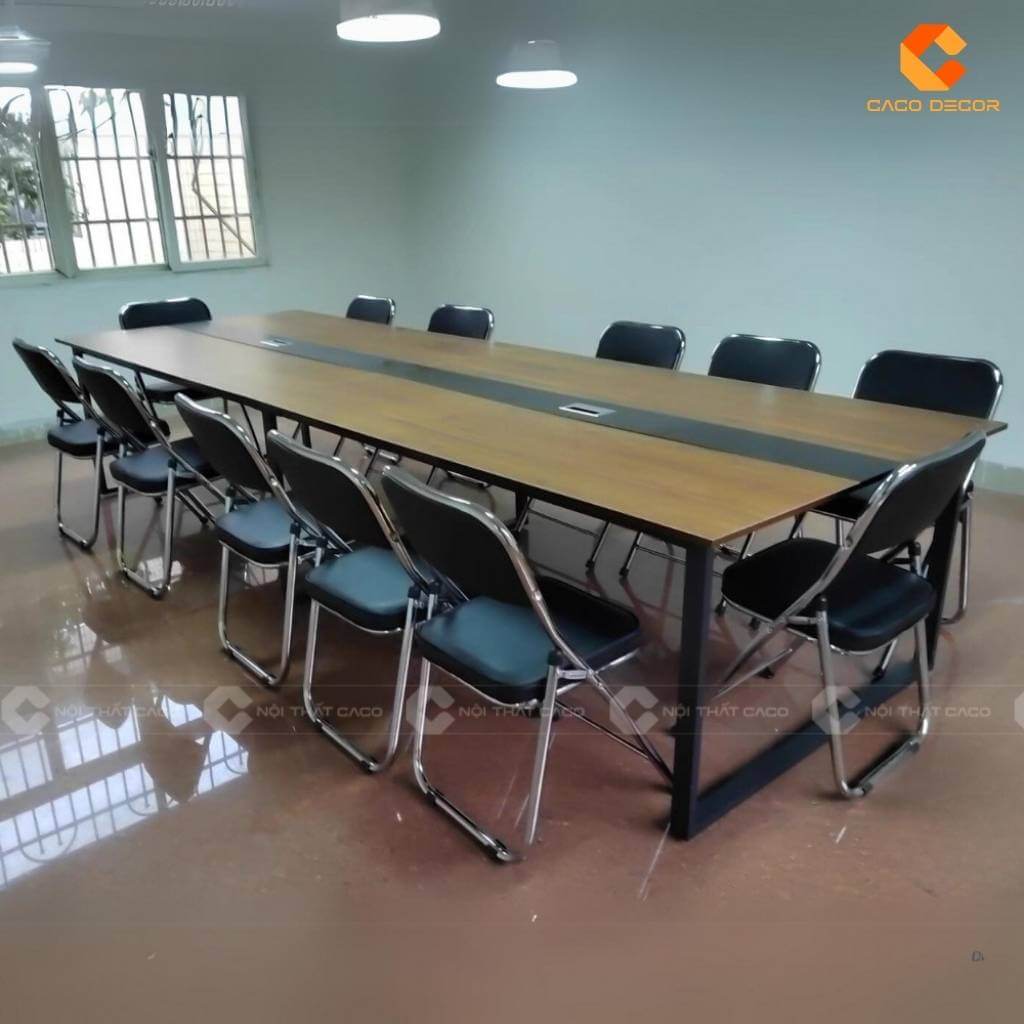 Bàn họp chân sắt dài phổ biến dành cho 10 người trở lên 