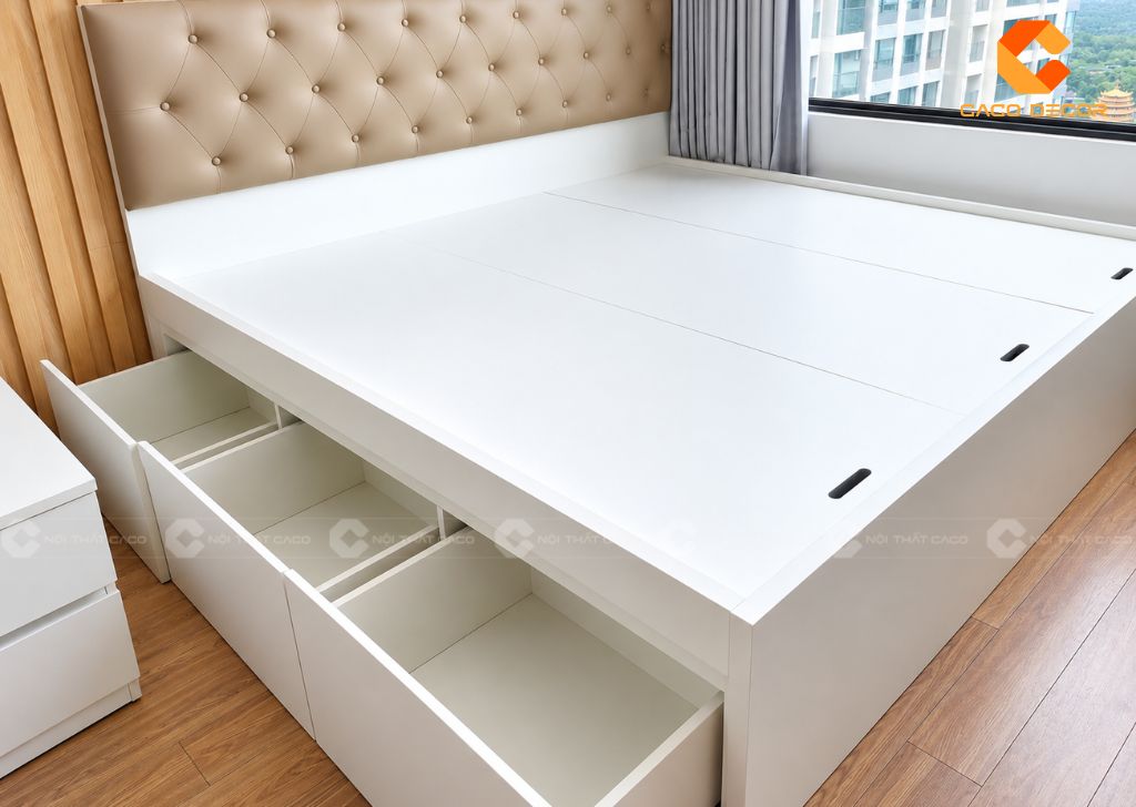 Cận cảnh giường ngủ màu trắng có hộc kéo
