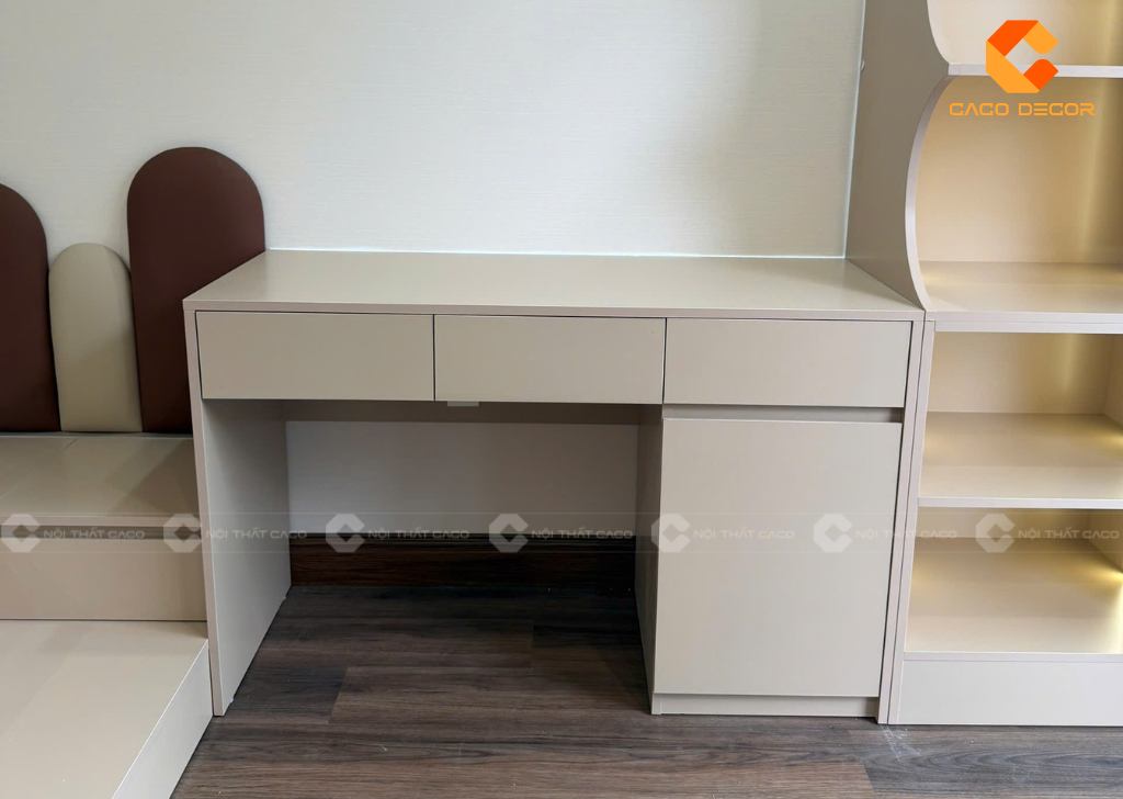 Bàn học kèm tủ đứng được chụp tại nhà khách