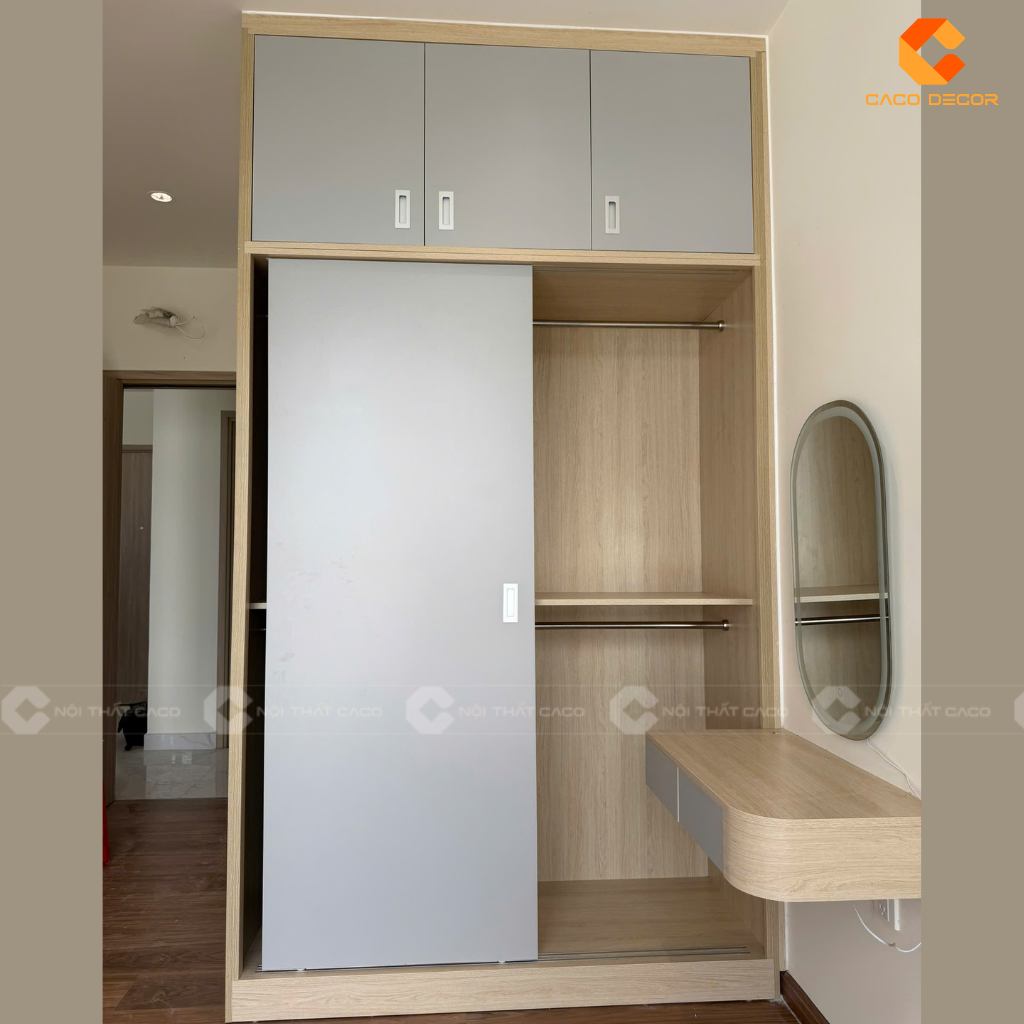 Tủ áo cửa lùa và bàn phấn treo được chụp tại nhà khách